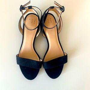 NWOT Black strappy sandals